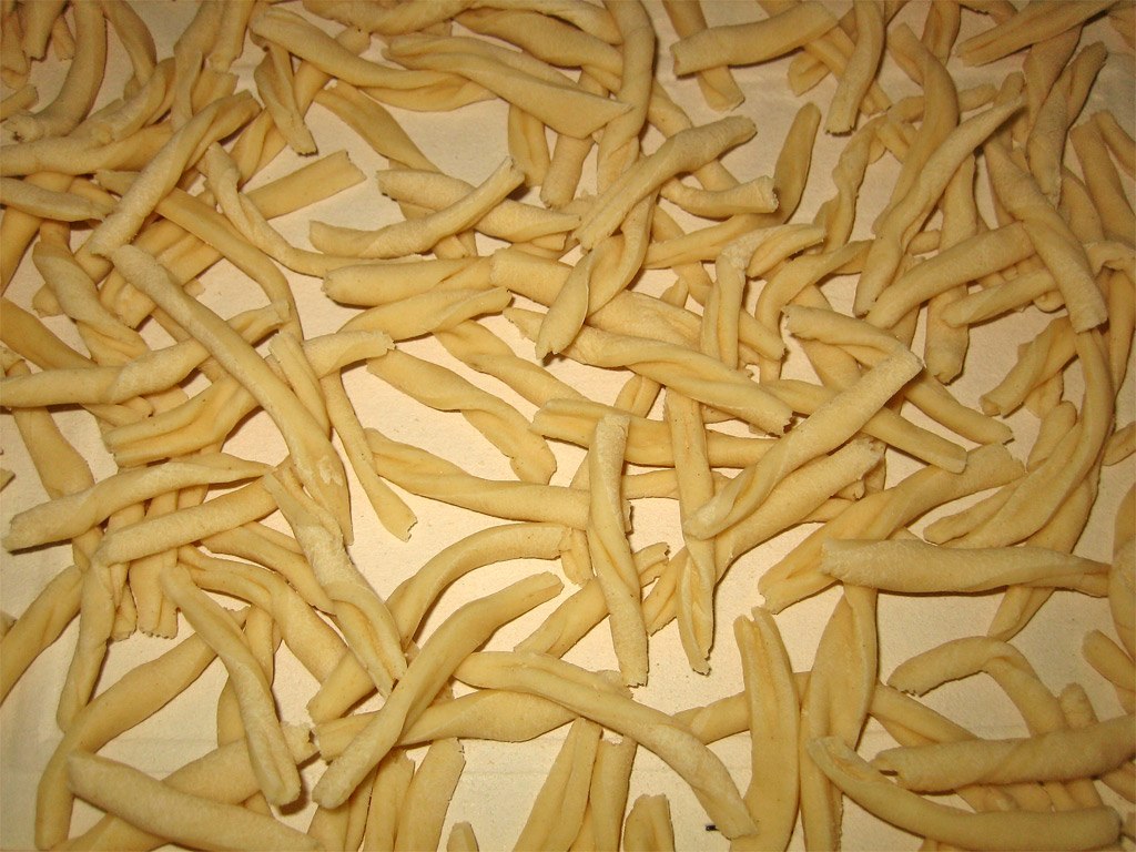 Strozzapreti con sugo di trota, pomodorini e mandorle